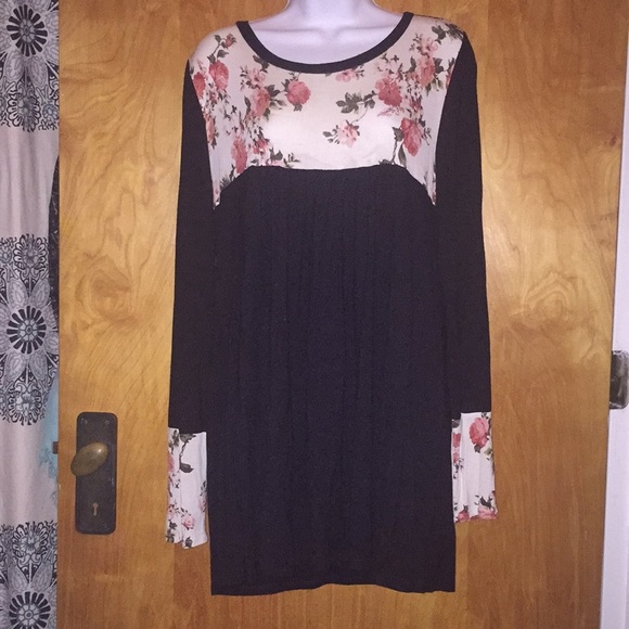 Sun & Moon Floral And Black Color Block Tunic Top Size Medium - Picture 1 of 7